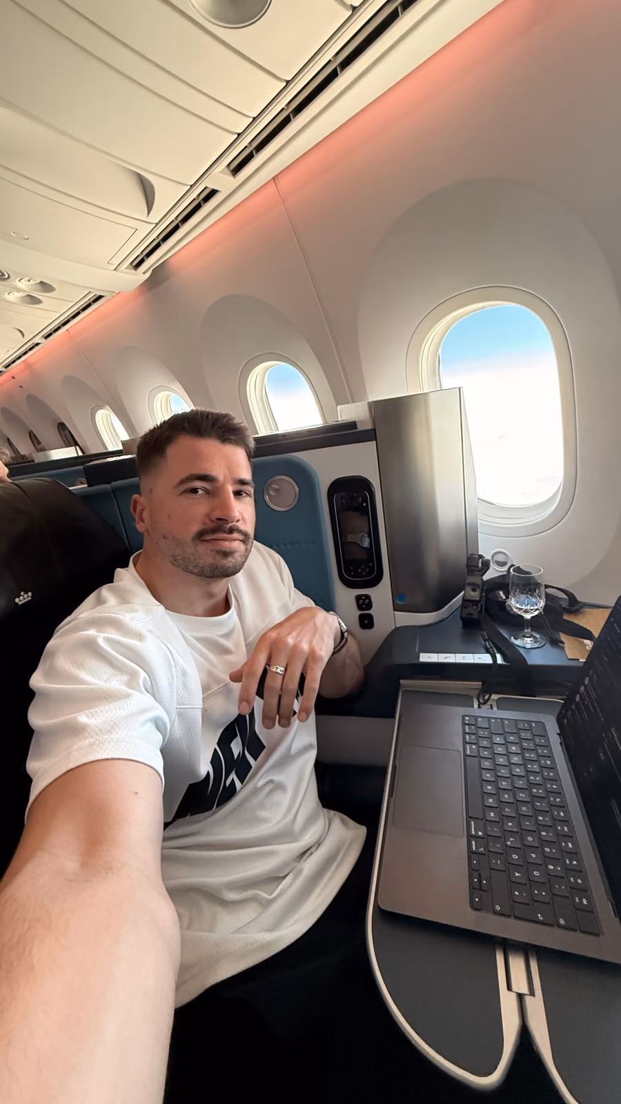 Tobias Weingärtner mit seinem Laptop im Flugzeug