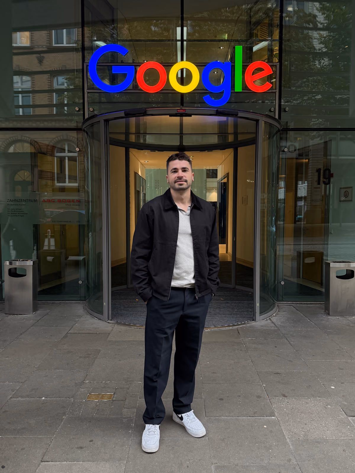 Tobias Weingärtner vor einem Google-Gebäude